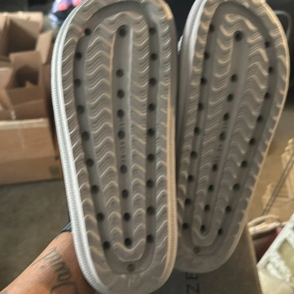 Women’s Slides - Picture 3 of 4